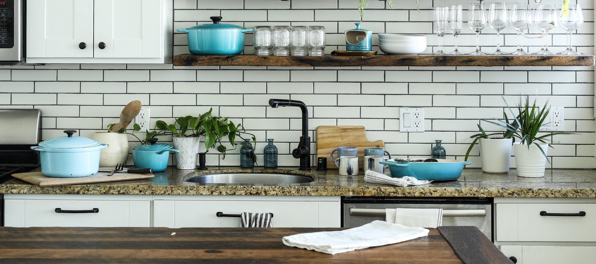 https://happy-sinks.com/cdn/shop/articles/15-most-asked-questions-about-kitchen-towels-and-where-to-keep-them-122422_2048x2048.jpg?v=1622828828