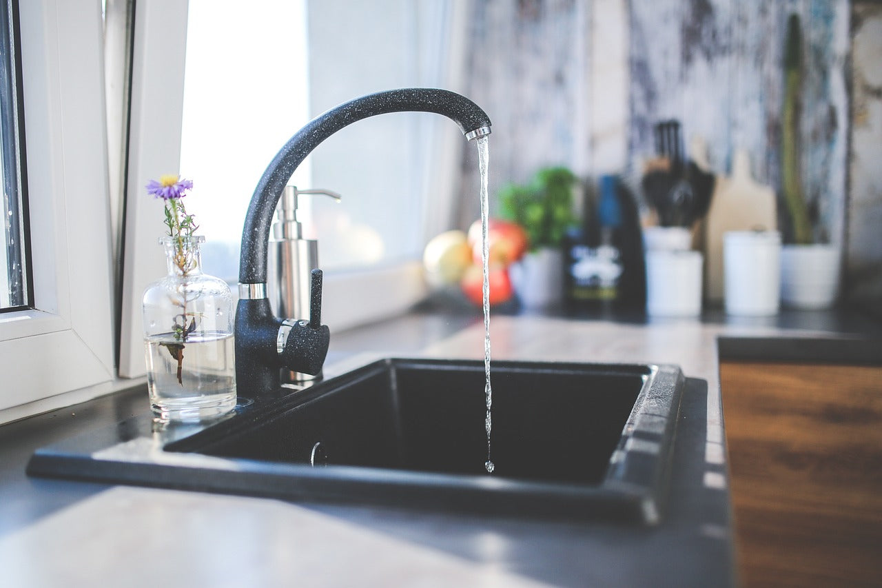 Say Goodbye to Sink Scratches: The Benefits of Using a Silicone Sink Mat Image by Karolina Grabowska from Pixabay